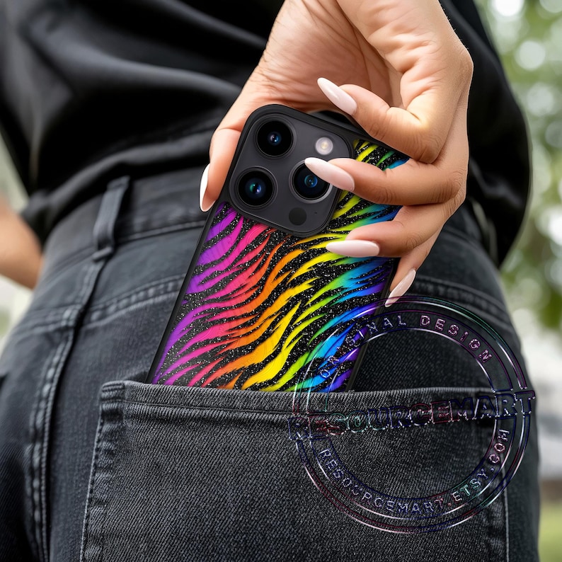 K&ouml;nnte beinhalten: Eine schwarze Handyh&uuml;lle mit einem lebendigen Regenbogen-Zebramuster ist teilweise in einer Tasche zu sehen. Die H&uuml;lle hat einen schwarzen Rand und ein glitzerndes Finish, das ein Farbspektrum zeigt.