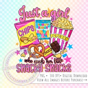 Op de afbeelding: Een digitale grafische illustratie met een zak chips, een zakje gummibeertjes, een emmer popcorn, een krakeling en een chocoladereep. De tekst luidt Just a girl who needs her little snacky snacks. Het ontwerp bevat kleurrijke sterren.
