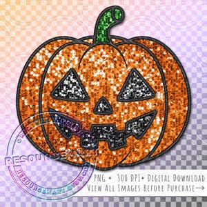 Puede incluir: Una calabaza naranja brillante con una cara de Jack-o'-lantern, con detalles negros y plateados para los ojos y la boca. La calabaza tiene un tallo verde y un contorno negro. Descarga digital.