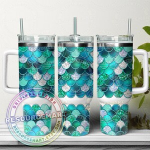 Diseño envolvente para vaso de escamas de sirena azul y verde de 40 oz, plantilla para vaso Stanley Quencher de 40 oz, prensa con brillo iridiscente y sublimación sin costuras.