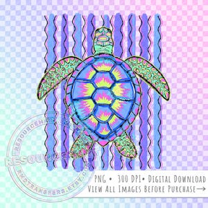 Op de afbeelding: Een kleurrijke illustratie van een zeeschildpad met een blauw, roze, gele en groene schild. De schildpad staat tegen een achtergrond van golvende verticale strepen in paars en blauw. De afbeelding bevat tekst: PNG • 300 DPI • DIGITALE DOWNLOAD.