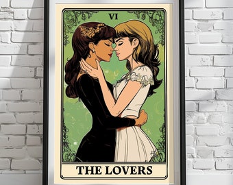 Puede incluir: La carta del tarot Los Enamorados presenta a dos mujeres abrazándose y mirándose a los ojos. La carta está sobre un fondo verde con detalles florales. El texto "VI LOS ENAMORADOS" está impreso en la parte inferior de la carta.