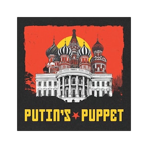 Puede incluir: Un cartel político negro y rojo con un edificio blanco en el centro. El edificio es una representación de la Casa Blanca. El edificio está coronado por una iglesia roja y blanca con múltiples cúpulas. El cartel tiene el texto "PUTIN'S * PUPPET" en letras amarillas.