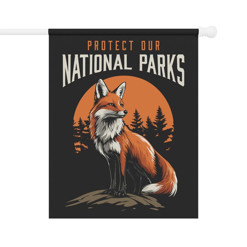 Bandera de jardín "Protejamos nuestros parques nacionales" con diseño de zorros. Bandera para proteger la vida silvestre, decoración ecológica, decoración para exteriores, regalo para amantes de la naturaleza. imagen 2