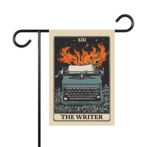 The Writer - Bandeira de jardim de cartas de tarô, Bandeira de casa para escritores, Design de chama de máquina de escrever, Decoração externa de escrita criativa, Bandeira de jardim literária