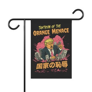 Puede incluir: Una bandera de jardín negra con una ilustración de dibujos animados de un hombre con cabello naranja gritando frente a un horizonte de ciudad. El texto "Tantrum of the Orange Menace" está en la parte superior de la bandera y el texto "国の戦争" está en la parte inferior.