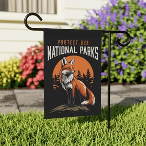 Bandera de jardín "Protejamos nuestros parques nacionales" con diseño de zorros. Bandera para proteger la vida silvestre, decoración ecológica, decoración para exteriores, regalo para amantes de la naturaleza. imagen 5