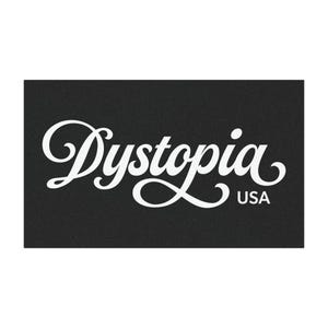 Op de afbeelding: Zwart rechthoekig bord met het woord "Dystopia" in witte cursieve letters, met "USA" eronder. Het bord heeft een getextureerd oppervlak.