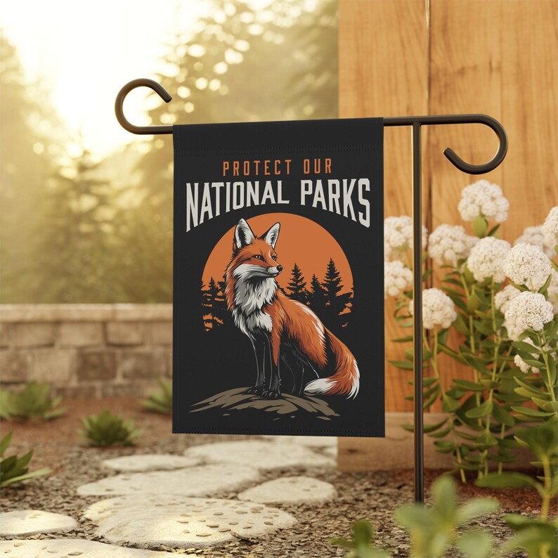 Bandera de jardín "Protejamos nuestros parques nacionales" con diseño de zorros. Bandera para proteger la vida silvestre, decoración ecológica, decoración para exteriores, regalo para amantes de la naturaleza. imagen 3