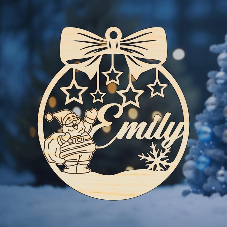 K&ouml;nnte beinhalten: Ein h&ouml;lzerner Weihnachtsbaumschmuck in Form einer Kugel mit einer Schleife oben. Der Schmuck zeigt eine Weihnachtsmannfigur, Sterne, eine Schneeflocke und den Namen "Emily".