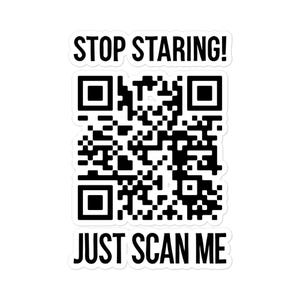 以下が含まれることがあります： 白地に「STOP STARING! JUST SCAN ME」というテキストが書かれた白黒のQRコードです。