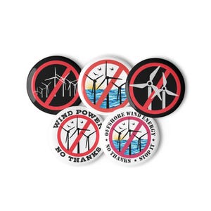 Peut inclure: Cinq boutons ronds avec des marques rouges en diagonale sur des éoliennes. Les boutons ont des slogans différents, dont "Wind Power No Thanks", "Offshore Wind Energy Stop It", et "No Thanks".