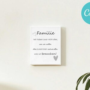 Könnte beinhalten: Ein weißer Leinwanddruck mit dem deutschen Wort "Familie" und einer Botschaft auf Deutsch. Der Text ist in Schwarz und Grau gehalten, mit Herzillustrationen. Ein türkisfarbener Kreis mit "Canva" befindet sich oben rechts.