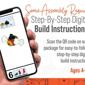 Puede incluir: Un tel&eacute;fono inteligente que muestra instrucciones de construcci&oacute;n digitales paso a paso para un juguete. La pantalla muestra un primer plano de un juguete con pasos numerados y una lista de las piezas necesarias. El texto en la pantalla dice "Some Assembly Required Step-By-Step Digital Build Instructions!" y "Ages 4-99".