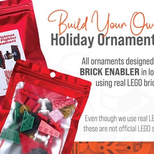 Puede incluir: Dos bolsas rojas con cremallera y ventanas transparentes. La bolsa de la izquierda tiene una etiqueta que dice "Adorno de caza TIE de Navidad". La bolsa de la derecha contiene una variedad de ladrillos LEGO de colores.
