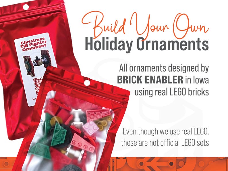 Puede incluir: Dos bolsas rojas con cremallera y ventanas transparentes. La bolsa de la izquierda tiene una etiqueta que dice "Adorno de caza TIE de Navidad". La bolsa de la derecha contiene una variedad de ladrillos LEGO de colores.