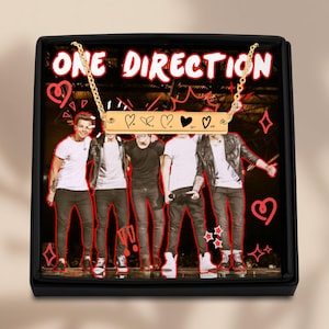 One Direction Hearts Halskette |Gravierte 1D-Signaturen | Angepasst | Geschenk für Sie | One Direction Initialen | Fügen Sie kundenspezifische Mitteilung auf der Rückseite hinzu