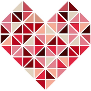 Puede incluir: Un diseño en forma de corazón compuesto por pequeños triángulos en tonos rojos, rosas y beige.