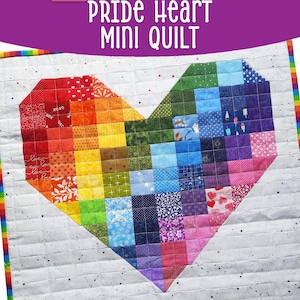 Peut inclure: Mini-patchwork Pride Heart avec un motif de cœur arc-en-ciel. Le cœur est composé de carrés de tissu. Dimensions finies : environ 61x56 cm. Le texte "SEW DANG EASY" et "PRIDE Heart MINI QUILT" sont visibles.