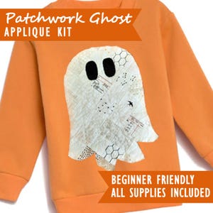 Peut inclure: Sweat-shirt orange avec une applique fantôme patchwork blanche. Le fantôme a des yeux noirs et est fait de divers motifs de tissu. Le texte sur l'image indique "Patchwork Ghost APPLIQUE KIT" et "BEGINNER FRIENDLY ALL SUPPLIES INCLUDED."
