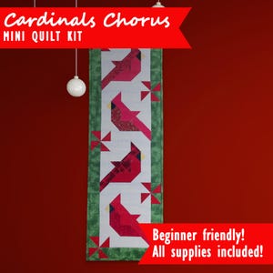 Puede incluir: Un kit de colcha en miniatura con un diseño de cardenal rojo y el texto "Cardinals Chorus Mini Quilt Kit" y "¡Amigable para principiantes! ¡Todos los suministros incluidos!"