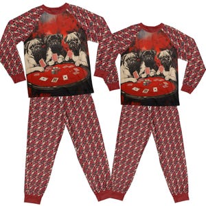 Könnte beinhalten: Roter und schwarzer Schlafanzug mit einem Aufdruck von Mops, die an einem Tisch Karten spielen. Der Schlafanzug hat ein langärmliges Oberteil und eine lange Hose.