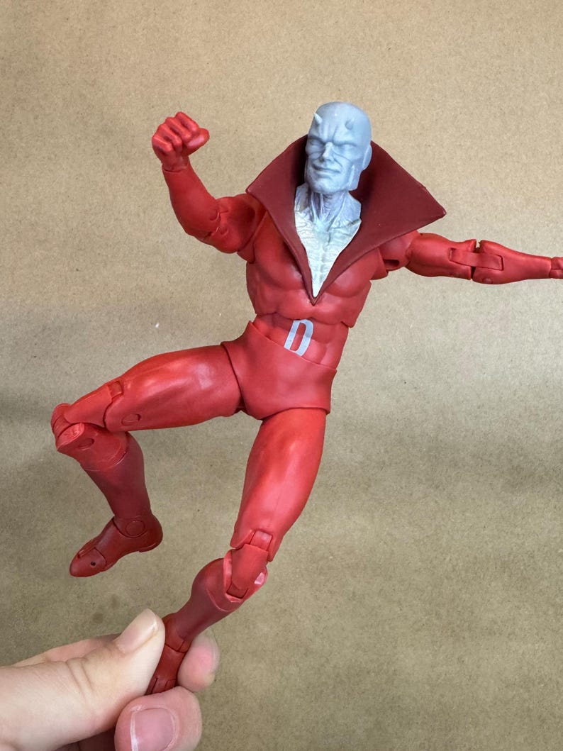 Custom DAREDEVIL (Waid/ Samnee) head in 8k resin. Sculpt by Orobus and produced at the Los Angeles studio.
7 inch version on a McFarlane figure.