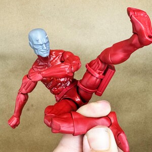Custom DAREDEVIL (Waid/ Samnee) head in 8k resin. Sculpt by Orobus and produced at the Los Angeles studio.
6 inch version on a comic DD Legends figure.