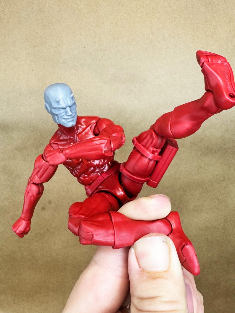 Custom DAREDEVIL (Waid/ Samnee) head in 8k resin. Sculpt by Orobus and produced at the Los Angeles studio.
6 inch version on a comic DD Legends figure.