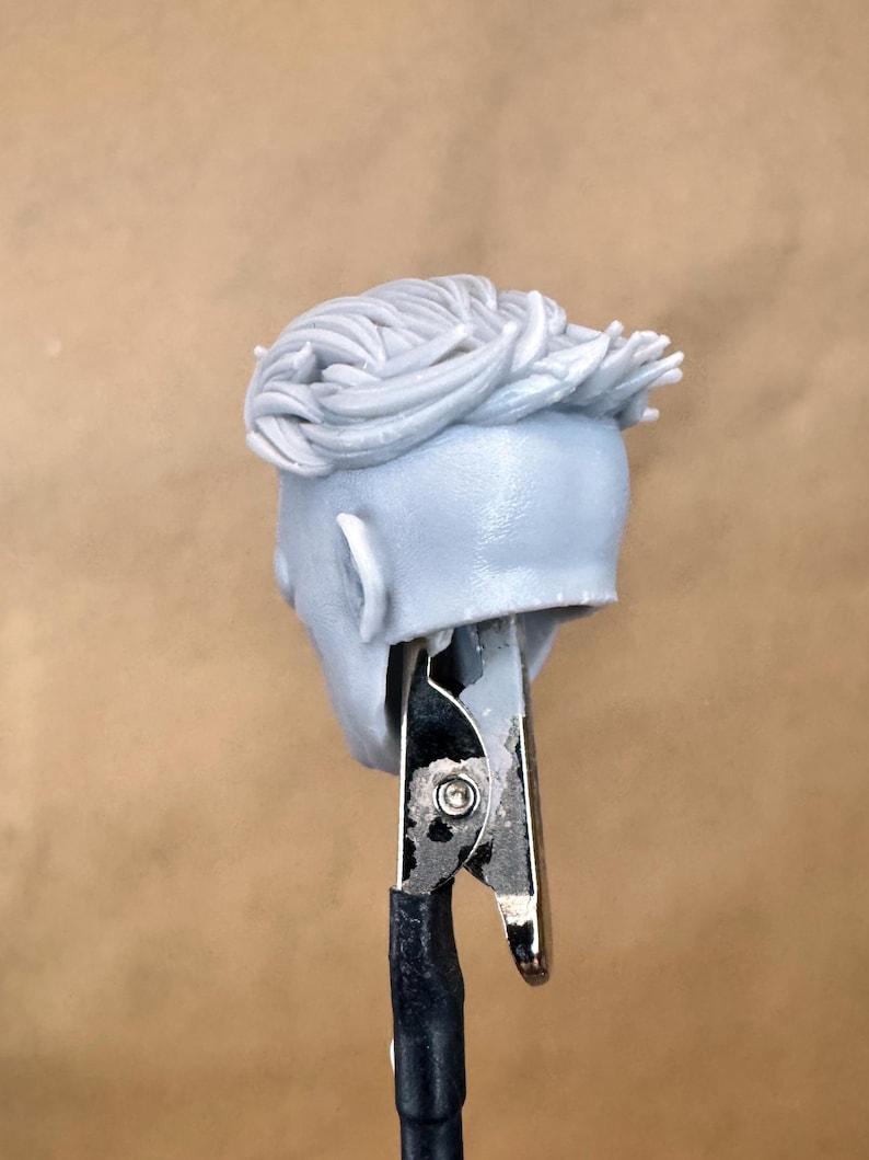 Custom INVINCEBLE (Comic) Head sculpt in 8k resin. Designed with Hyden3d and produced at the Los Angeles workshop.
Back view.