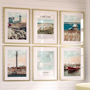 Może przedstawiać: Sześć oprawionych wydruków ze złotymi ramami jest wyświetlanych na białej ścianie. Wydruki przedstawiają sceny nadmorskie, w tym latarnię morską, plażę, wiatrak, wieżę, mapę i czerwoną łódź. Tekst "CAPE COD" jest widoczny.