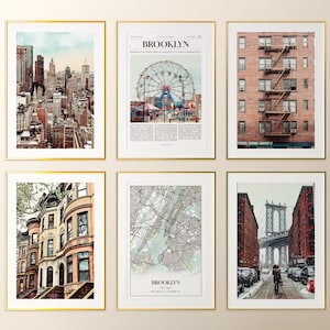 Peut inclure: Six impressions encadrées avec des cadres dorés. Les impressions représentent des scènes de Brooklyn, New York, dont un paysage urbain, une grande roue, un immeuble en briques avec un escalier de secours, des brownstones, une carte et un pont.