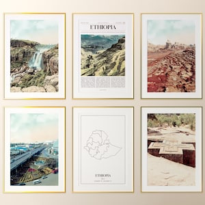 Puede incluir: Seis impresiones artísticas enmarcadas con borde dorado. Las impresiones presentan fotografías de paisajes y arquitectura de Etiopía. Una impresión tiene la palabra "Etiopía" en la parte superior. Otra impresión tiene un mapa de Etiopía.