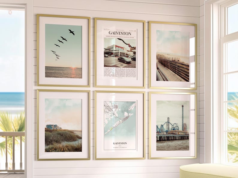Pu&ograve; includere: Sei stampe artistiche incorniciate con cornici dorate sono esposte su un muro bianco. Le stampe presentano scene costiere, tra cui uccelli in volo, una stampa in stile giornale vintage con la parola "Galveston", una mappa e un molo.