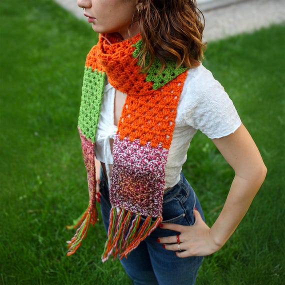 Sciarpa colorata fatta a mano all'uncinetto: scialle invernale in