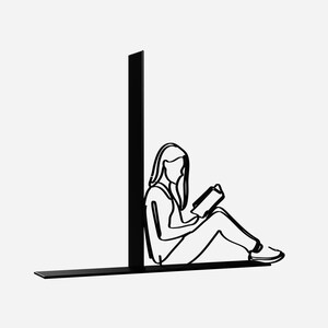 Op de afbeelding: Zwarte metalen boekenleggers in de vorm van een persoon die zit en een boek leest. De boekenleggers zijn modern en minimalistisch ontworpen.