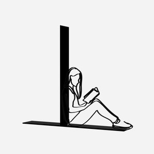 Op de afbeelding: Een zwarte lijntekening van een persoon die tegen een muur zit en een boek leest.