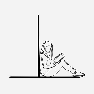 Op de afbeelding: Lijntekening van een persoon die met gekruiste benen zit en een boek leest terwijl ze tegen een muur leunt.