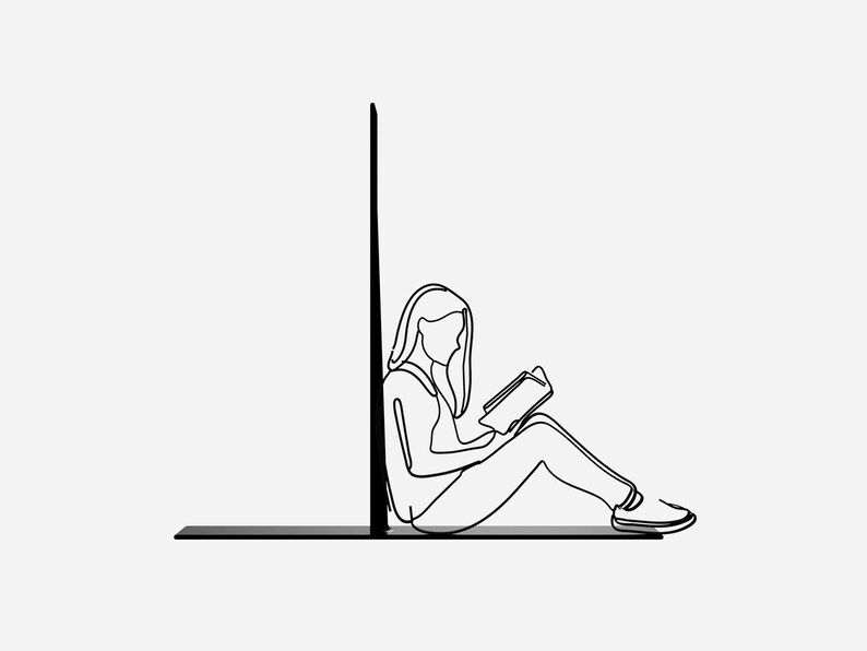 Op de afbeelding: Lijntekening van een persoon die met gekruiste benen zit en een boek leest terwijl ze tegen een muur leunt.