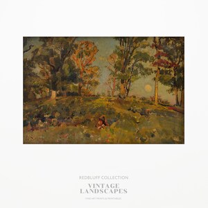 Puede incluir: Impresión artística de paisaje vintage que presenta una serena escena forestal con árboles altos, una colina cubierta de hierba y una luna suave y brillante. La obra de arte tiene una paleta de colores cálidos con verdes, marrones y toques de naranja y rojo. El texto "VINTAGE LANDSCAPES" es visible.