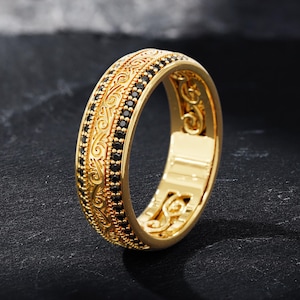Unique Black Spinel Wedding Band, Men's Gold Vintage-Inspired Ring, Delicate Engraved Wedding Jewelry for Him, Elegant Anniversary Band