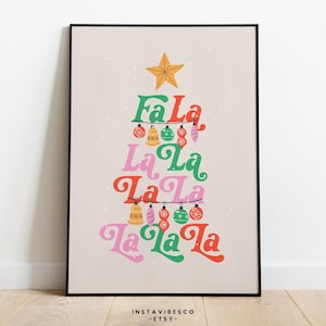 Può includere: Un design di albero di Natale stampabile con le parole "Fa La La La La La" in stile retrò con ornamenti e campane.