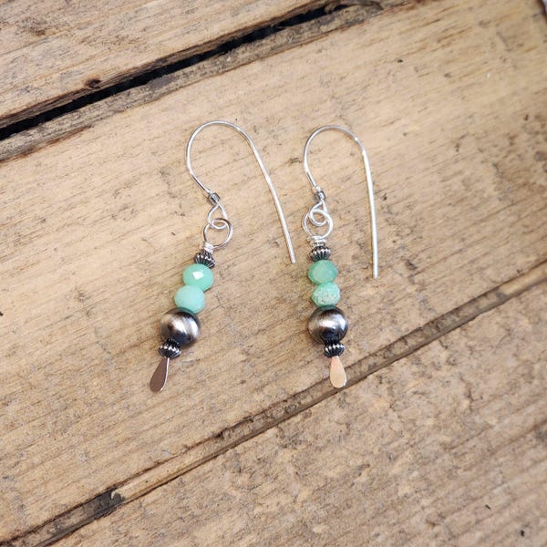 Pendientes: Piedras de crisoprasa con perlas navajo de plata de ley, diseño exclusivo y personalizado.