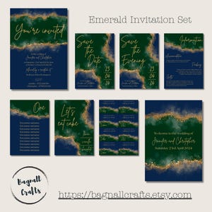 Könnte beinhalten: Smaragdgrünes und marineblaues Hochzeitseinladungsset mit goldenen Glitzerakzenten. Das Set beinhaltet eine Save-the-Date-Karte, eine Save-the-Evening-Karte, eine Informationskarte, einen Sitzplan, eine "Let's eat cake"-Karte und eine Willkommens-Hochzeitskarte. Der Text auf den Karten lautet "Save the Date", "Save the Evening", "Information", "One", "Let's eat cake" und "Welcome to the wedding of Jennifer and Christopher".