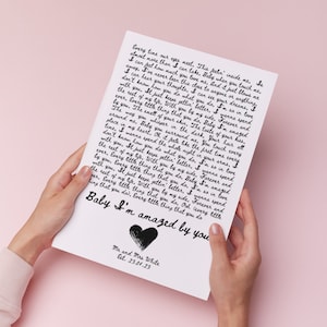 Könnte beinhalten: Ein handgeschriebener Liebesbrief in Schwarzweiß mit einem schwarzen Herzen unten. Der Brief lautet "Every time our eyes meet... Baby I'm amazed by you." Unten auf dem Brief steht "Mr. and Mrs. White Est. 23.04.23".