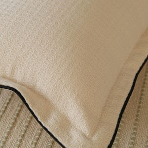 pillow with piping