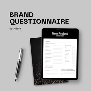 Könnte beinhalten: Ein schwarzes Tablet mit einem weißen Bildschirm, auf dem ein "Neues Projekt Markenformular" angezeigt wird. Das Formular enthält Abschnitte für allgemeine Informationen, Projekttyp, Zielgruppe und Markenwerte. Ein schwarzes Notizbuch mit goldenen Glitzerakzenten und ein silberner Stift sind ebenfalls sichtbar.