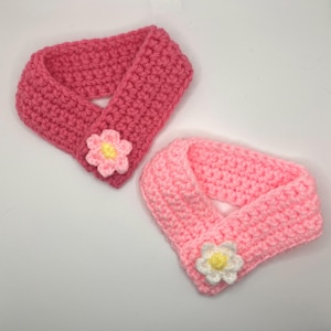 かぎ針編みの花のペット用スカーフ | アクリル糸で手作り | カスタムカラーの組み合わせ | 猫または小型犬用 | バレンタインと春