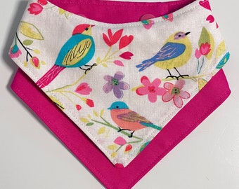 Uccelli e fiori primaverili: bandana reversibile per animali domestici