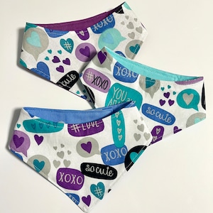 Bandana reversible de algodón para mascotas con letras de amor modernas / Gatos o perros pequeños / Emoji de corazón con texto en azul y morado colorido / Broches ajustables / Hecho a mano
